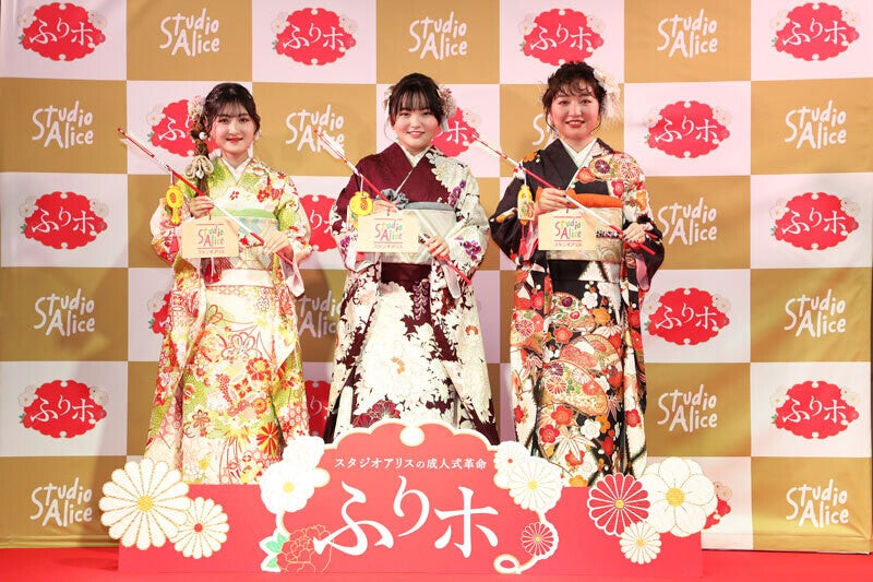 日本一早い成人式】小林星蘭さん、鈴木梨央さん、谷花音さんの