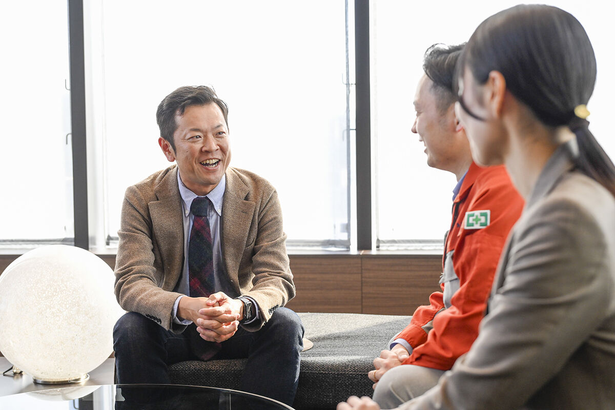 高橋編集長と、話を聞く鍛治さん、遠藤さん