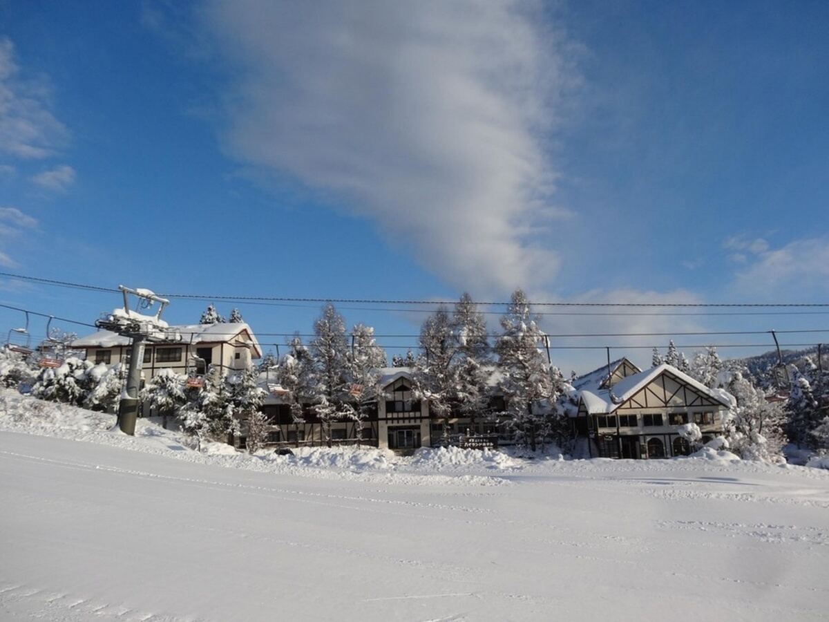 雪景色の中のホテル