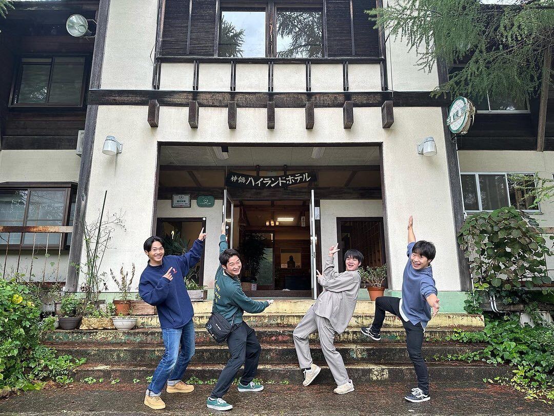 ホテル前での記念写真