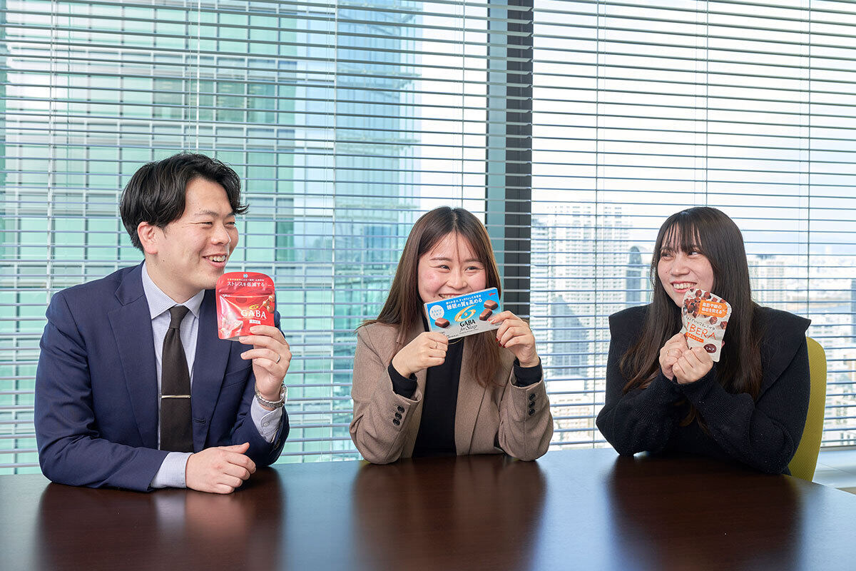 左から株式会社マイナビ　Aさん、Kさん、Tさん それぞれチョコレートを手に持っている
