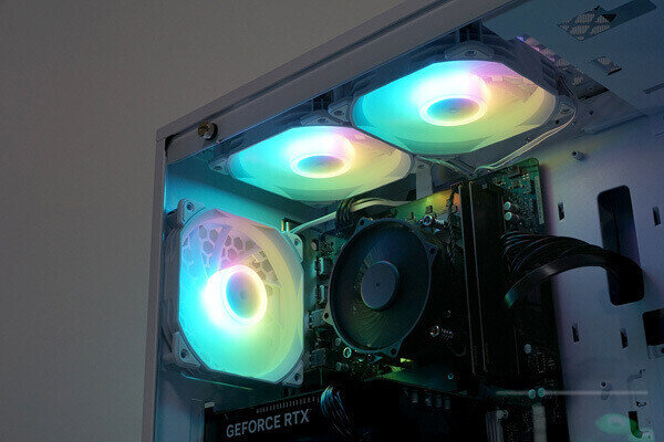 あなたは白黒どっち？ LED演出もゲームも楽しめる良コスパモデル「iiyama PC LEVEL-M88H-225F-RLX」を試す