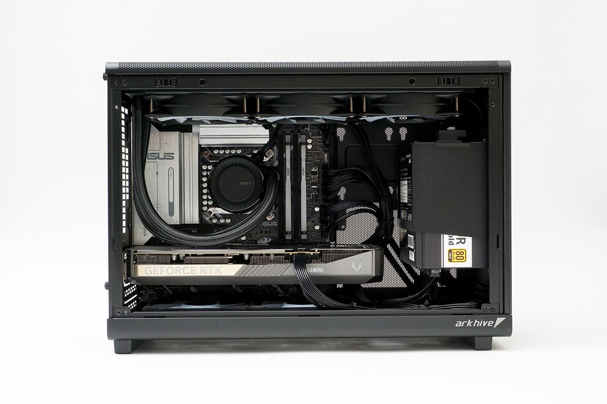 コンパクトで性能抜群! インテリアにも馴染むオシャレなケースを採用したアークのゲーミングPC「arkhive Gaming Custom GC-I7G57M AG-IA20Z89MGB7I-LA3」をレビュー 