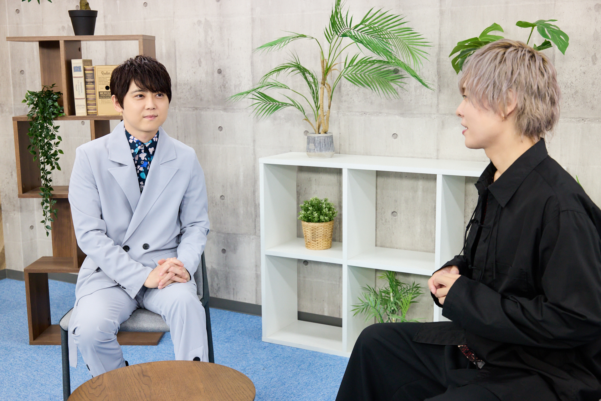 対談中の梶裕貴さんと岡本信彦さん