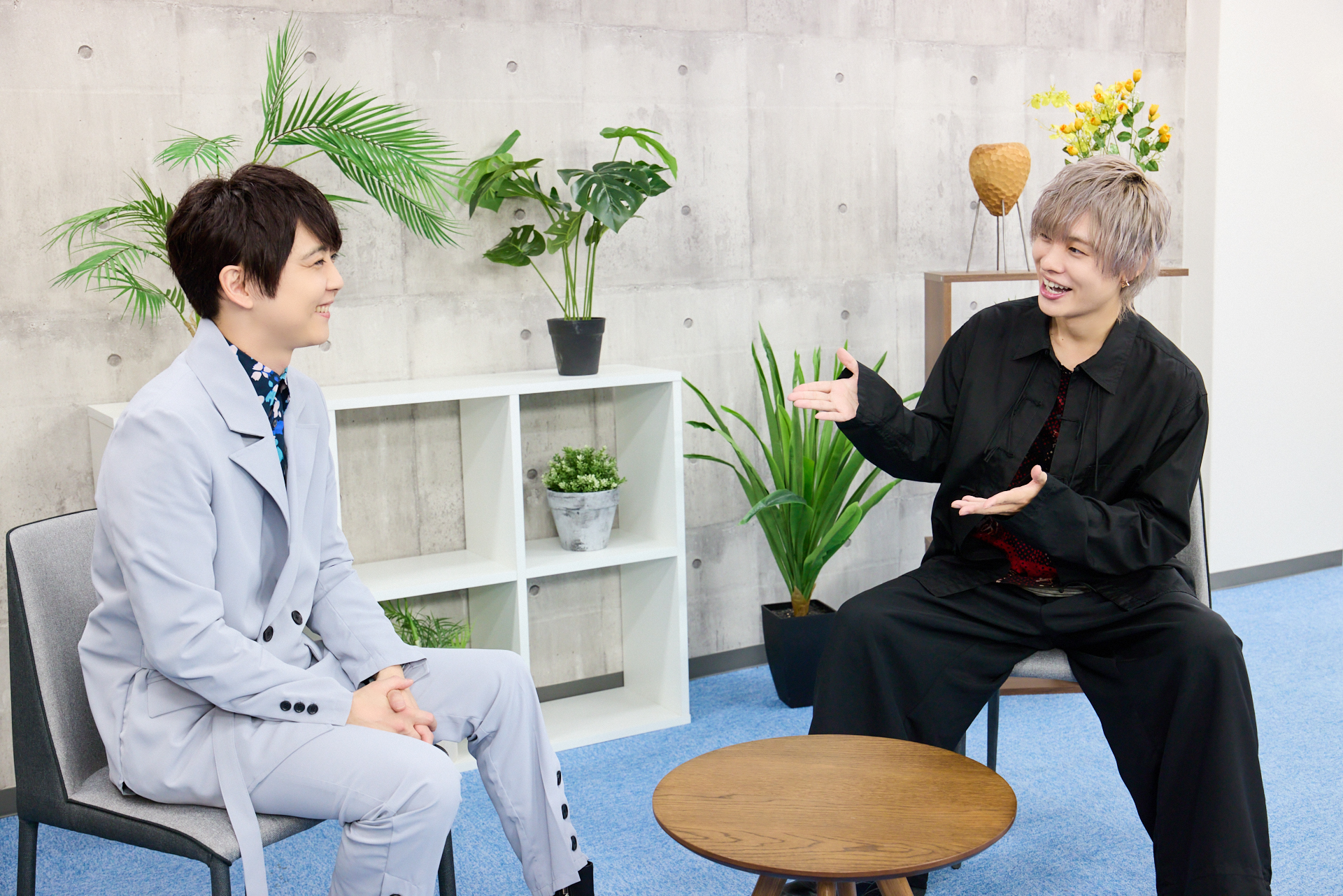 対談中の梶裕貴さんと岡本信彦さん