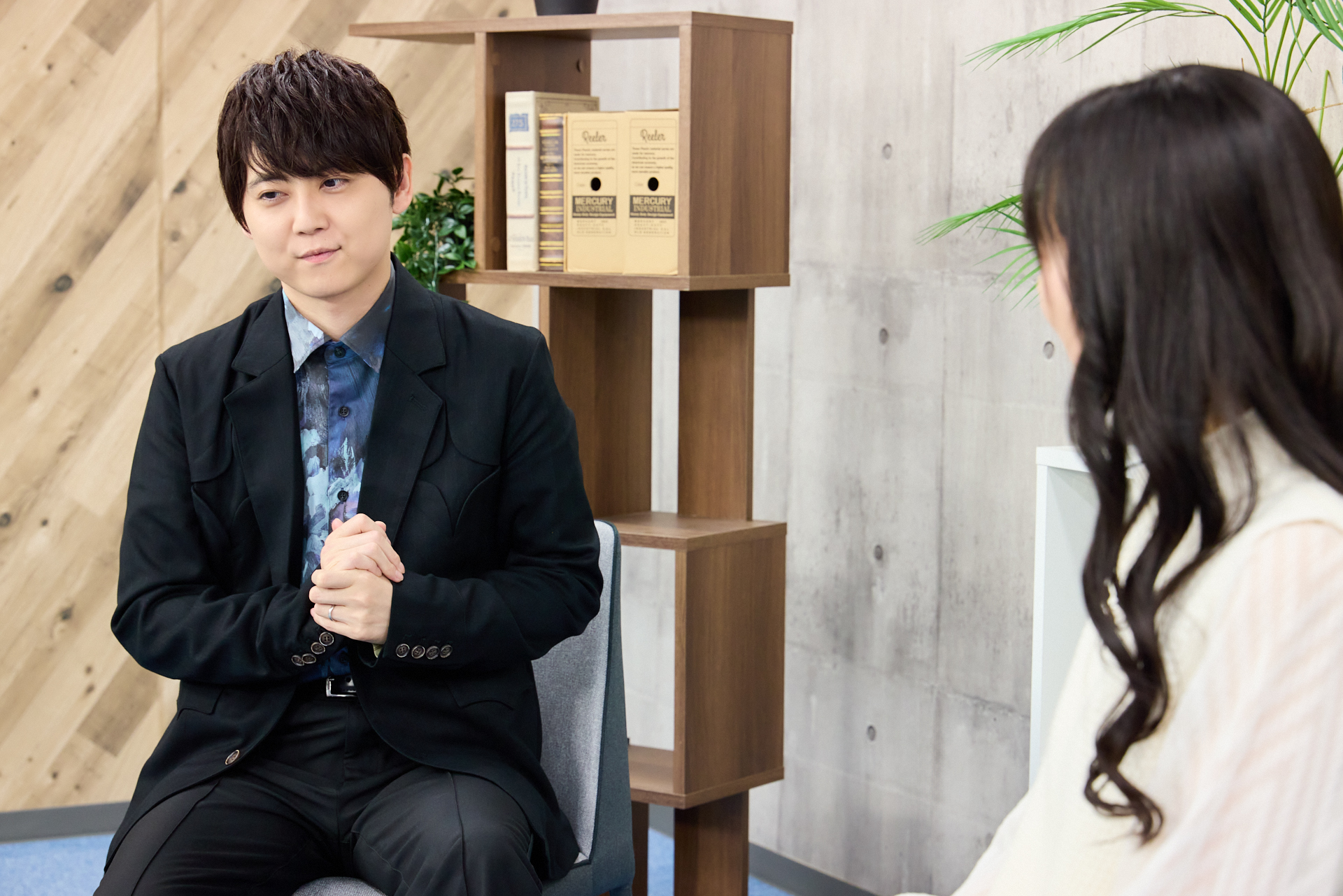 対談中の梶裕貴さんと岡本信彦さん