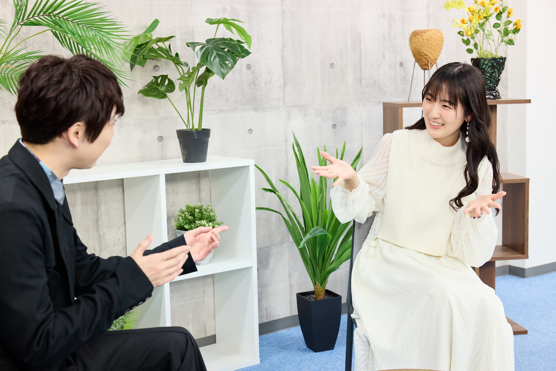 対談中の梶裕貴さんと岡本信彦さん