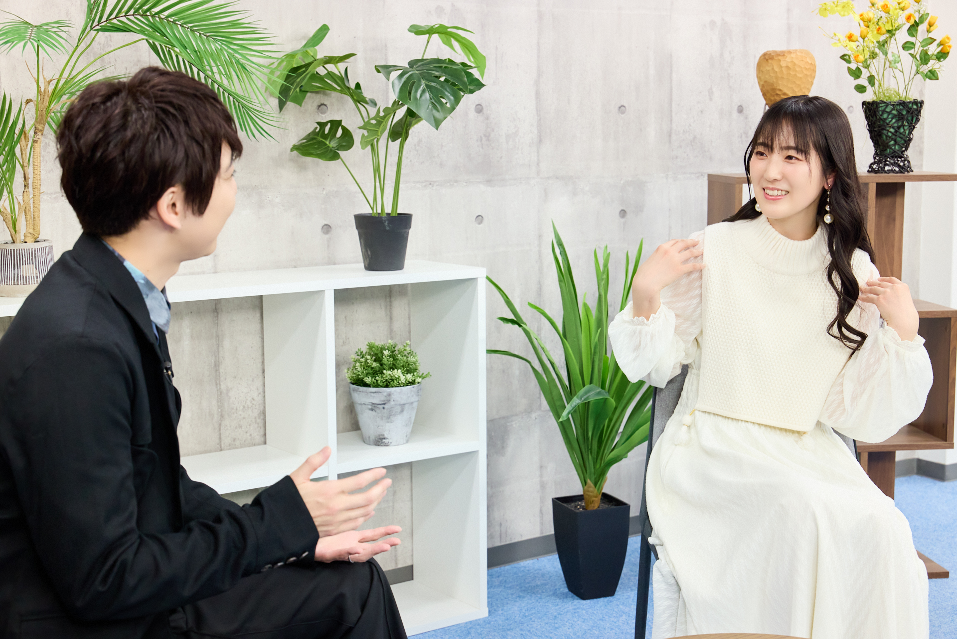 対談中の梶裕貴さんと岡本信彦さん