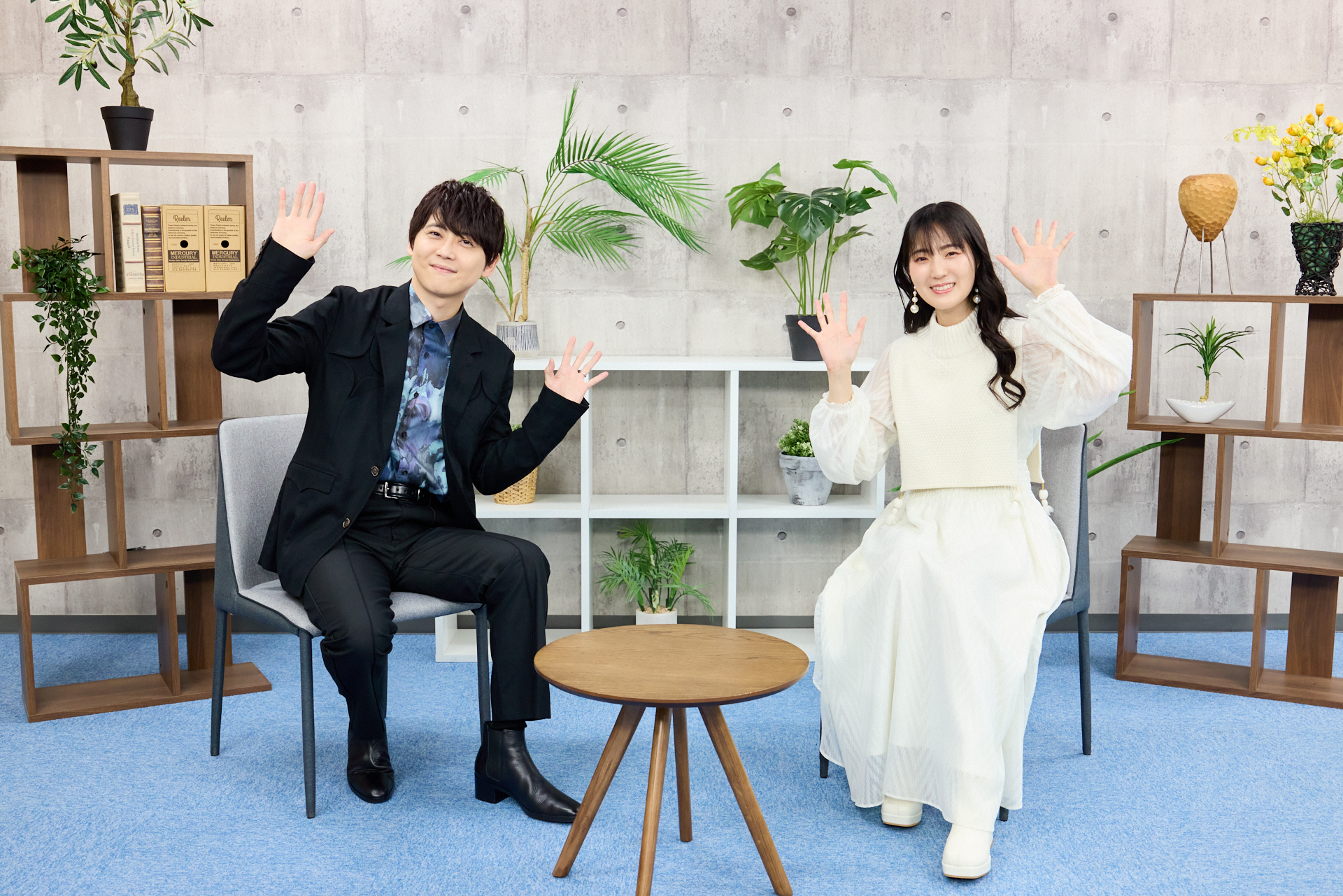 対談中の梶裕貴さんと石川由依さん