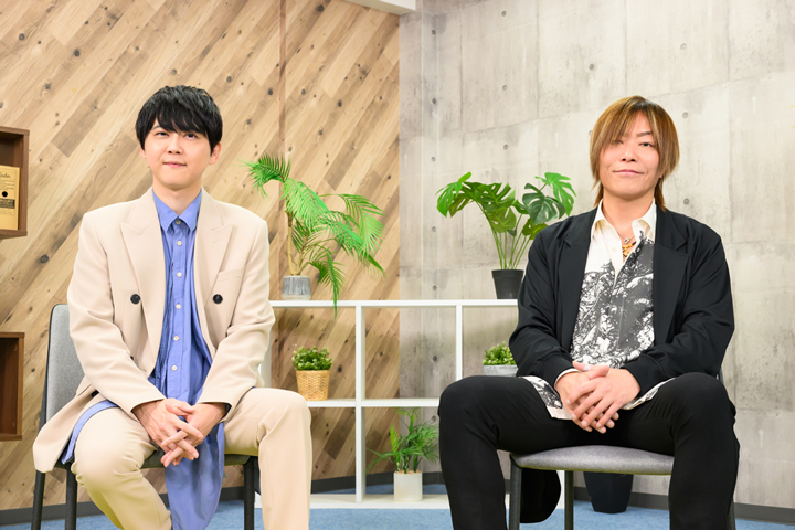 対談中の梶裕貴さんと谷山紀章さん