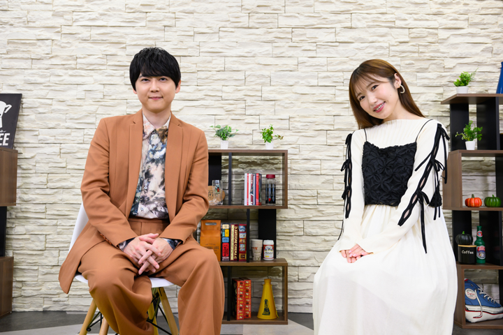 対談中の梶裕貴さんと内田彩さん