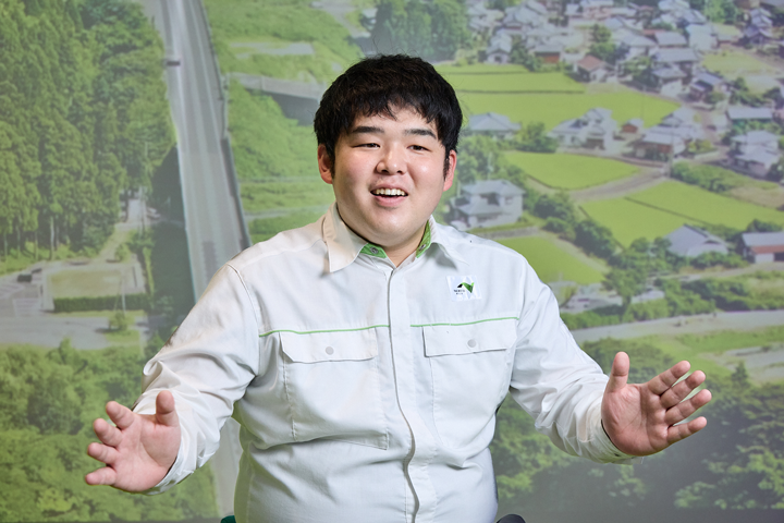インタビューを受ける高鍋さん