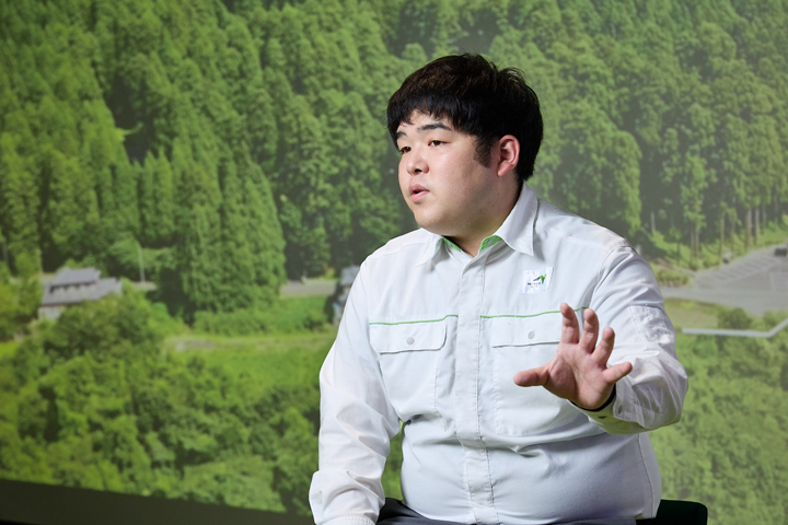 インタビューを受ける高鍋さん