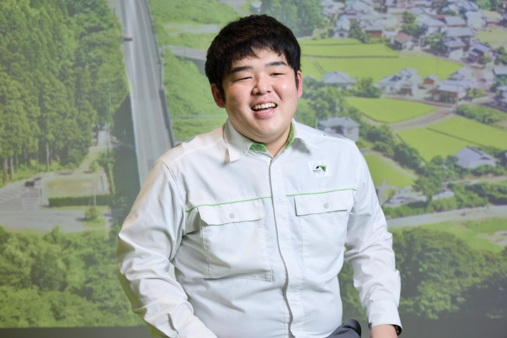 インタビューを受ける高鍋さん