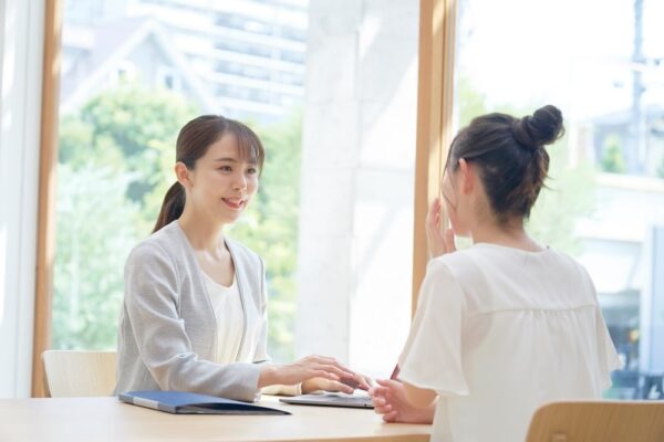 結婚相談所の無料相談を受ける女性