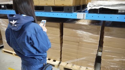 在庫の状況を確認し棚卸結果をアプリで入力する様子