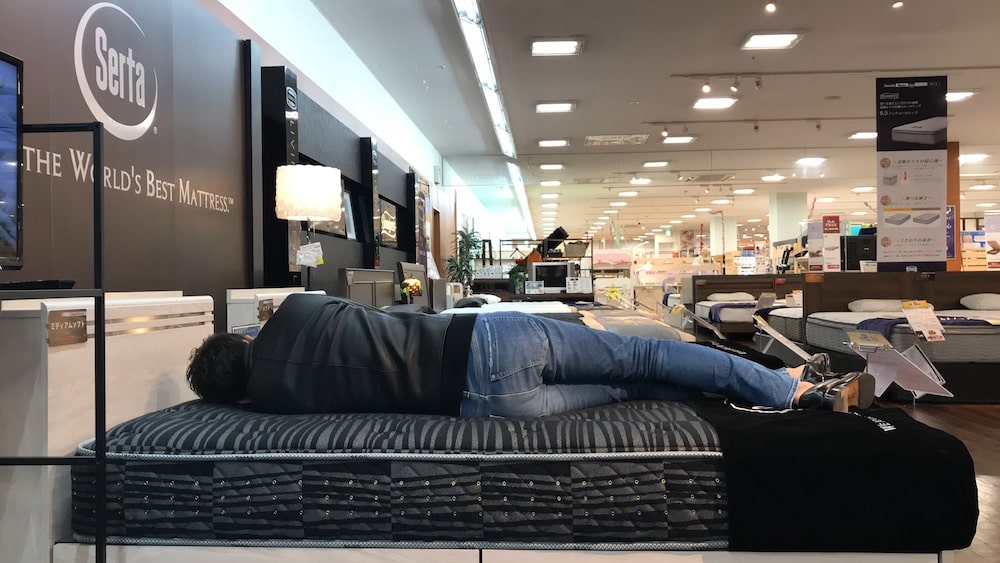サータマットレスで横向きで寝てみた様子