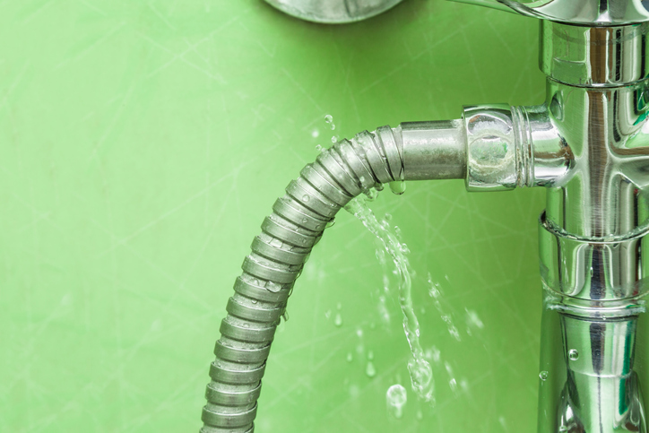トイレの水漏れは自分で直せる？原因と対処法、業者に頼むべき修理とはイメージ