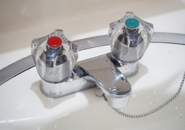 洗面台の蛇口を交換する方法！ツーホール混合水栓から交換できる条件と種類
