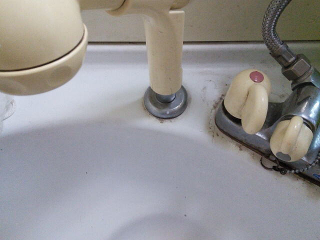 洗面台の蛇口の根元の汚れの原因