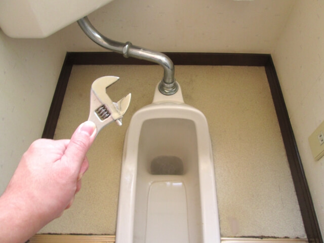 賃貸トイレで水漏れ?!正しい対処法は？修理費用は誰が負担する？