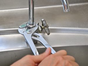 洗面台蛇口の水漏れは自分で直す！水漏れの原因から業者の選び方までを解説