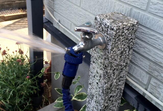 蛇口ホースの接続部分の水漏れ原因は？屋外水栓の水トラブルの対処法を紹介 水まわりのレスキューガイド