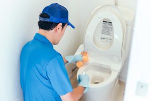 トイレのつまりに洗剤は効果がある？使い方や注意点について詳しく解説