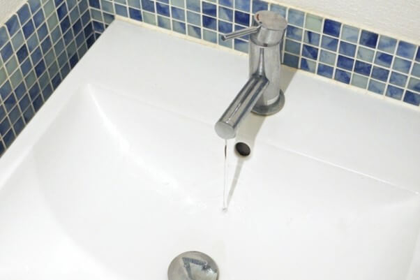 【5分でわかる】洗面所の排水口つまりを解消する方法！原因・予防法も解説