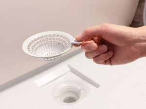 お風呂の排水溝の構造や外し方を徹底解説！掃除方法や綺麗に保つコツとは？