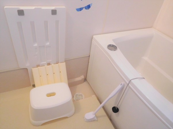 お風呂の排水溝から尿の臭いがする？掃除方法や臭いを防ぐコツを解説！