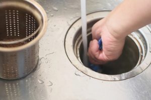 シンクの排水管の掃除方法｜悪臭・つまりの原因と予防法を紹介