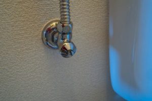 水洗トイレの蛇口から水が止まらない！原因や自分でできる修理方法を解説