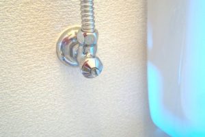 トイレの配管から水漏れする原因は？修理のやり方を手順付きで解説します！