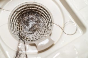 髪の毛が原因の排水溝汚れ