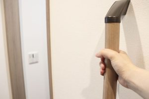 手すりを掴む様子