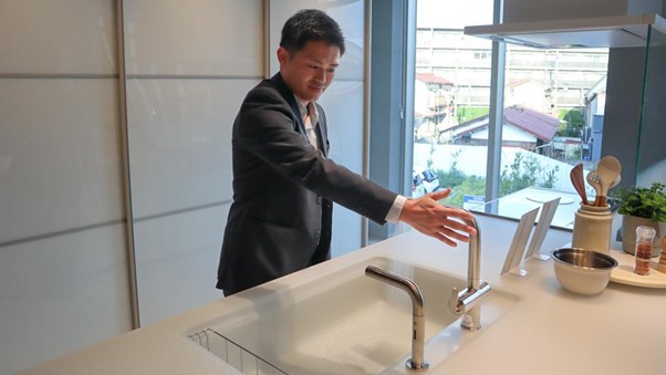 TOTOタッチレス水ほうき水栓を使うアドバイザー