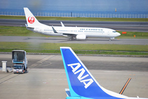 4月14日21時26分頃に発生した「平成28年熊本地震」(最大震度7)の被災者支援として、JALとANAはともに、義援金・マイル寄付の募集のほか、被災地への復興支援を行う団体および個人に対して無償で搭乗協力を実施している。