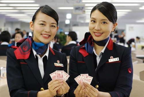 JALグループでは10月3日~2019年3月31日、国内線に乗務するJALおよびジェイ・エアの全ての客室乗務員を通じて、客室乗務員は着用している「縁(ゆかり)都道府県バッジ」と同じ都道府県の風景がデザインされたシール「JAL TODOFUK...