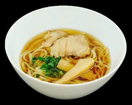 JALと「Japanese Soba Noodles 蔦」を運営する79は11月1日より、共同開発したJAL特製「Japanese Soba Noodles 蔦 醤油ラーメン」を国際線日本発欧州・米州・豪州線(一部を除く)にて提供する。
