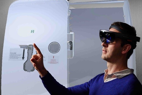 エアバスは11月14日、JALとJALエンジニアリングとの協力により、「Microsoft HoloLens」(ホロレンズ)による最先端の複合現実(MR: Mixed Reality)技術を利用した新しい訓練アプリケーションのプロトタイプを...