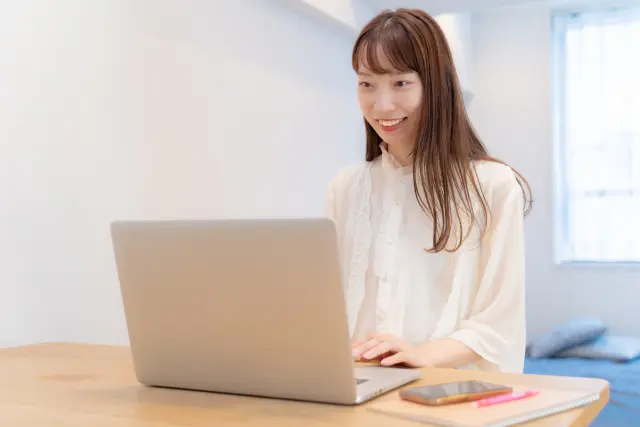パソコンと女性の写真
