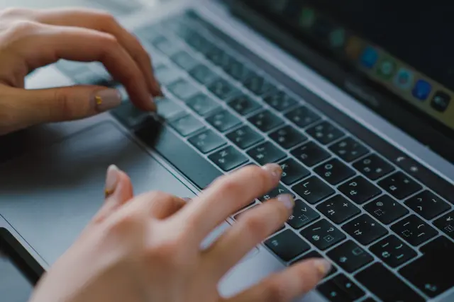 解説】MacBookのキーボートが反応しないときの対処法とは？ | パソコン 