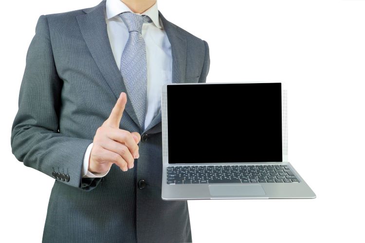 パソコンを紹介する男性の写真