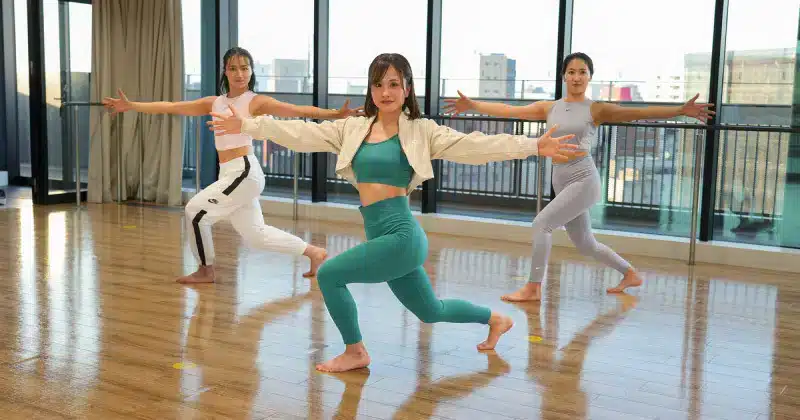 フィットネスクラブ ティップネスでピラティスをする女性