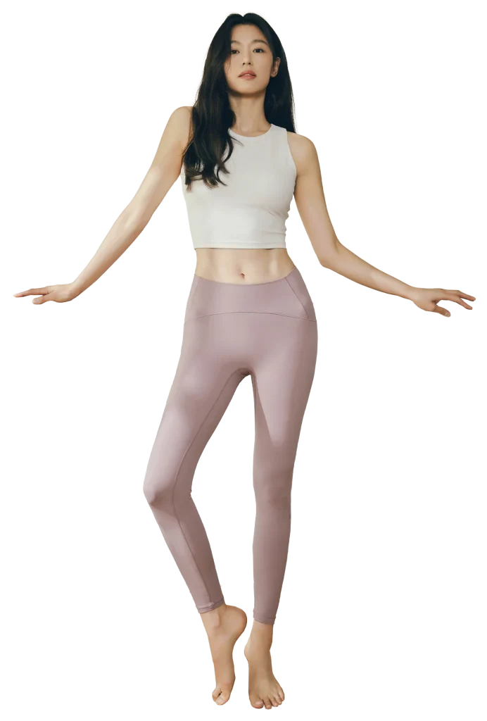 andarのピラティスウェアを着ている女性