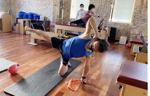 ゼンプレイスでピラティスをする男性