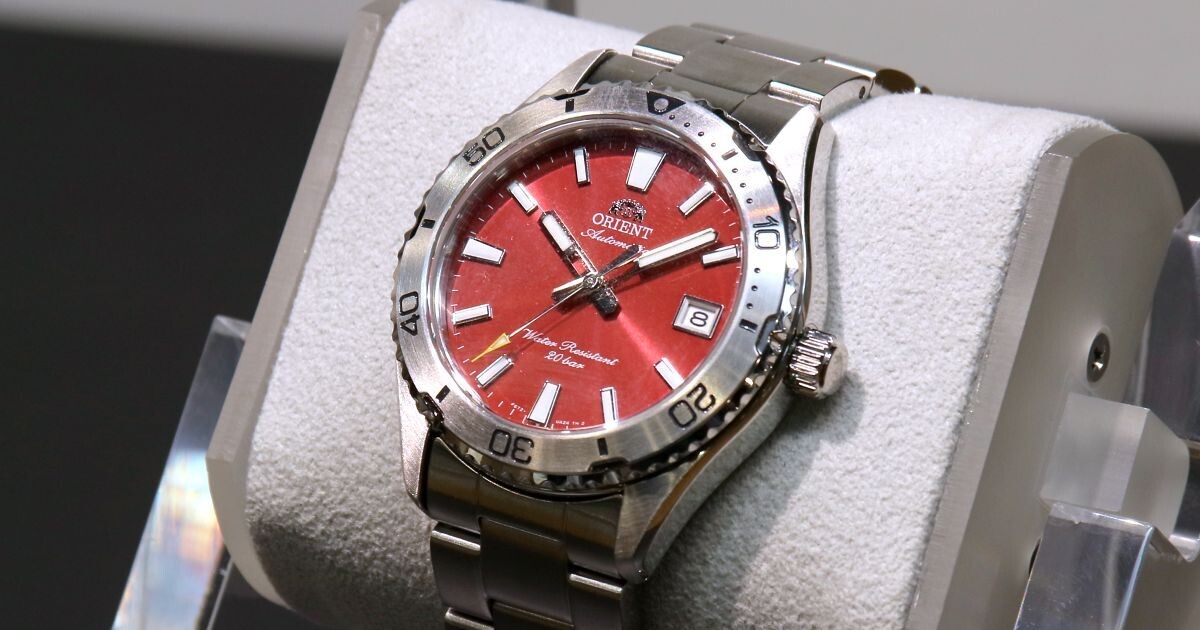 ダイバーデザイン「オリエントマコ 40」に鮮烈なレッドダイヤル