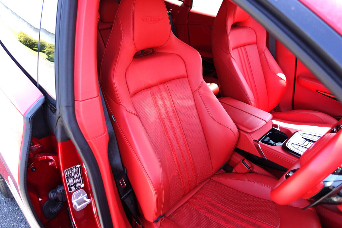 アストンマーティン「DBX707」