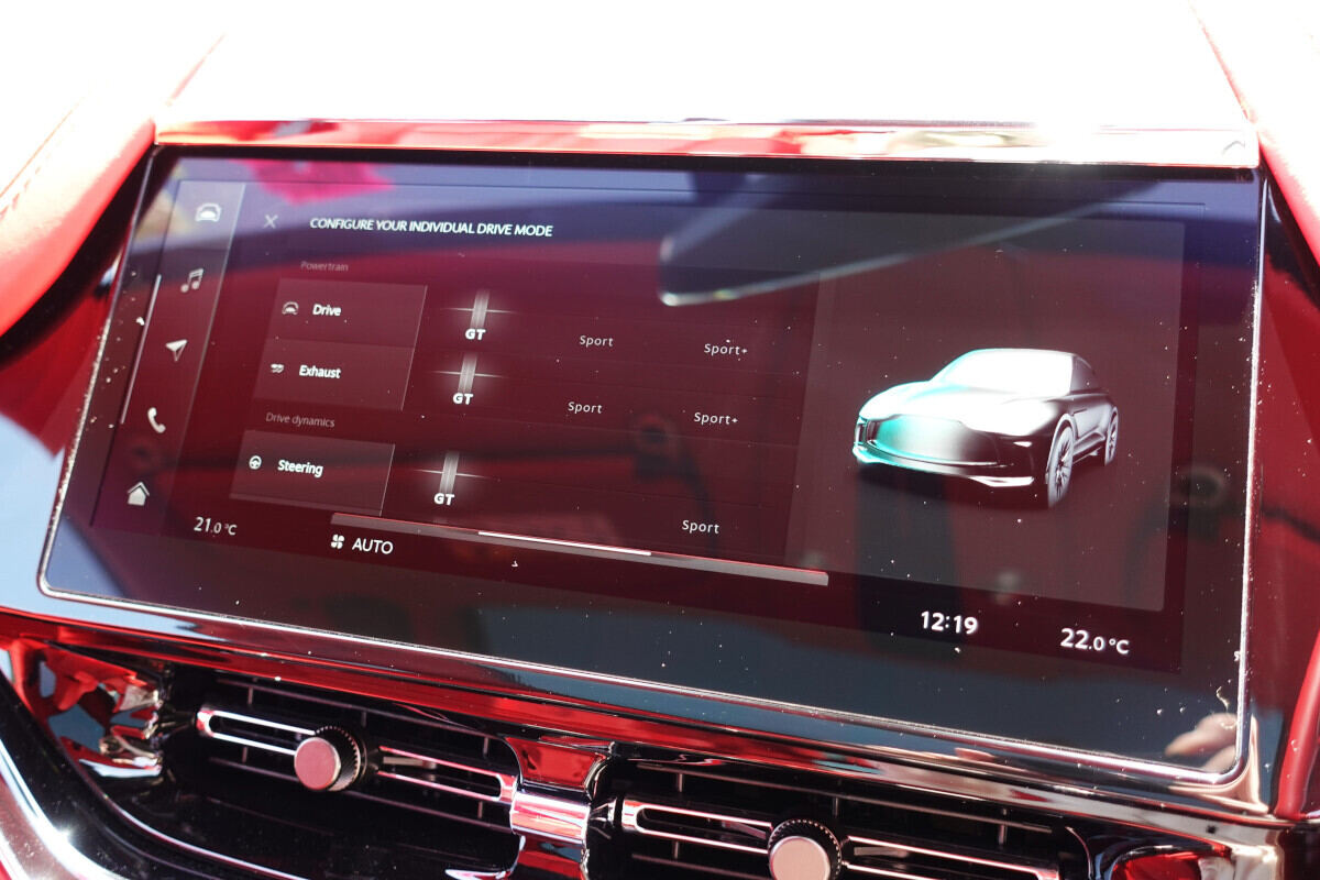 アストンマーティン「DBX707」